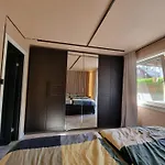 Large And 2 Bedroom With Free Parking, Free Ev Recharging And A Private Garden