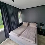 Large And 2 Bedroom With Free Parking, Free Ev Recharging And A Private Garden Apartament