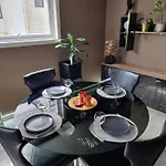 Large And 2 Bedroom With Free Parking, Free Ev Recharging And A Private Garden