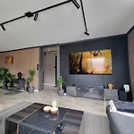 Apartament Large And 2 Bedroom With Free Parking, Free Ev Recharging And A Private Garden *