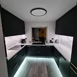 Large And 2 Bedroom With Free Parking, Free Ev Recharging And A Private Garden Apartament *
