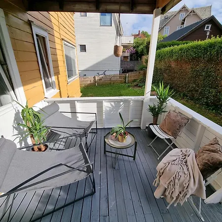 Large And 2 Bedroom With Free Parking, Free Ev Recharging And A Private Garden شقة