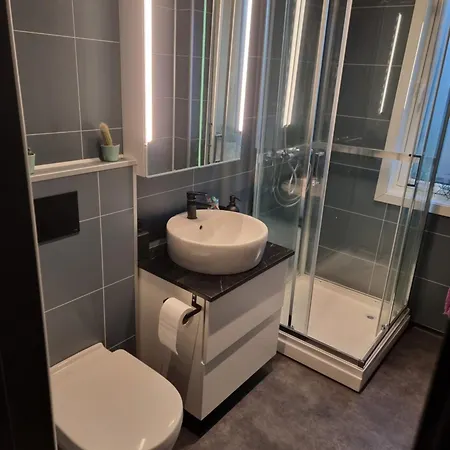 Large And 2 Bedroom With Free Parking, Free Ev Recharging And A Private Garden شقة *
