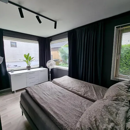 Large And 2 Bedroom With Free Parking, Free Ev Recharging And A Private Garden Appartamento *