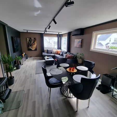 Large And 2 Bedroom With Free Parking, Free Ev Recharging And A Private Garden *