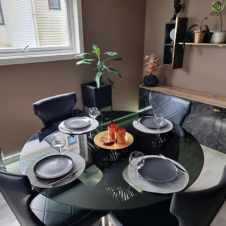 Large And 2 Bedroom With Free Parking, Free Ev Recharging And A Private Garden