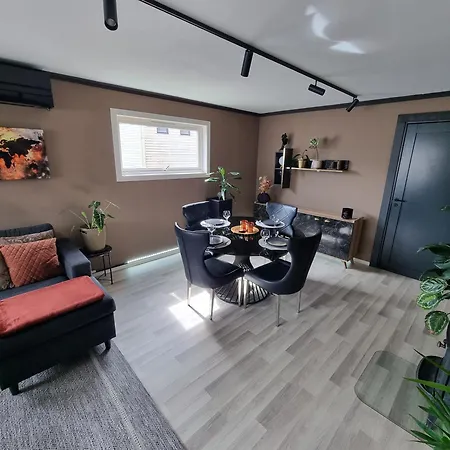 شقة Large And 2 Bedroom With Free Parking, Free Ev Recharging And A Private Garden