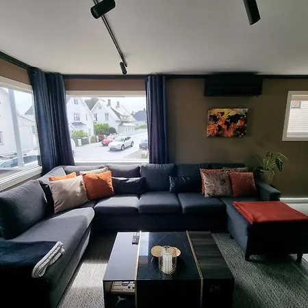 Large And 2 Bedroom With Free Parking, Free Ev Recharging And A Private Garden شقة
