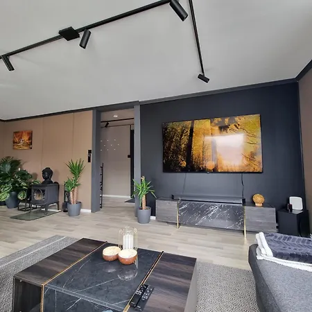 شقة Large And 2 Bedroom With Free Parking, Free Ev Recharging And A Private Garden *