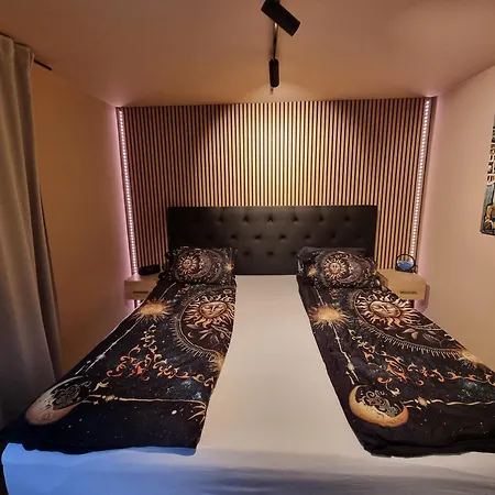 شقة Large And 2 Bedroom With Free Parking, Free Ev Recharging And A Private Garden