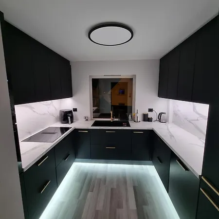 Large And 2 Bedroom With Free Parking, Free Ev Recharging And A Private Garden Apartman *