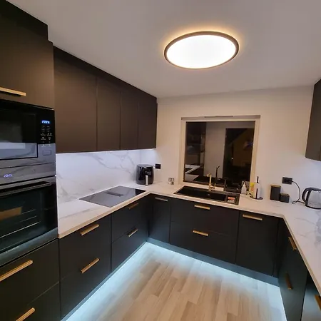 Large And 2 Bedroom With Free Parking, Free Ev Recharging And A Private Garden Apartament *