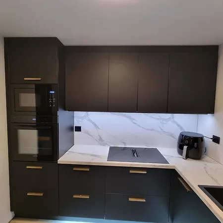 Large And 2 Bedroom With Free Parking, Free Ev Recharging And A Private Garden *