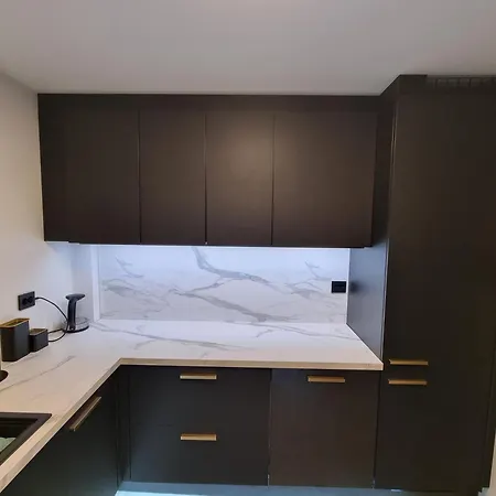 Large And 2 Bedroom With Free Parking, Free Ev Recharging And A Private Garden