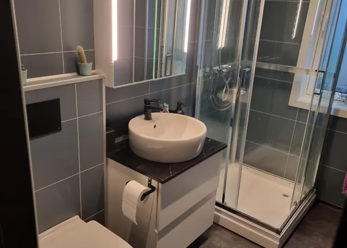 Large And 2 Bedroom With Free Parking, Free Ev Recharging And A Private Garden Apartament *