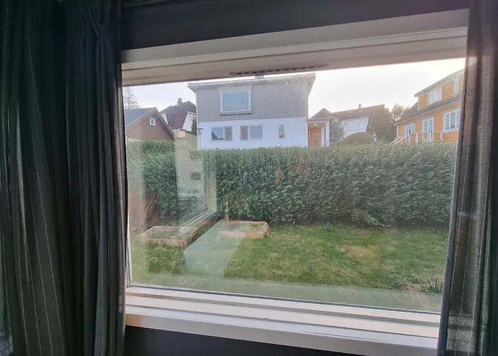 Apartament Large And 2 Bedroom With Free Parking, Free Ev Recharging And A Private Garden *