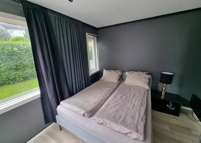 Large And 2 Bedroom With Free Parking, Free Ev Recharging And A Private Garden Apartament