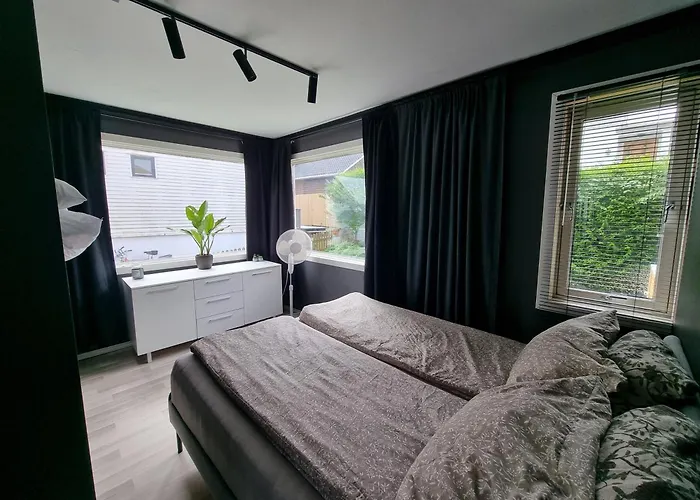 Large And 2 Bedroom With Free Parking, Free Ev Recharging And A Private Garden Apartament *