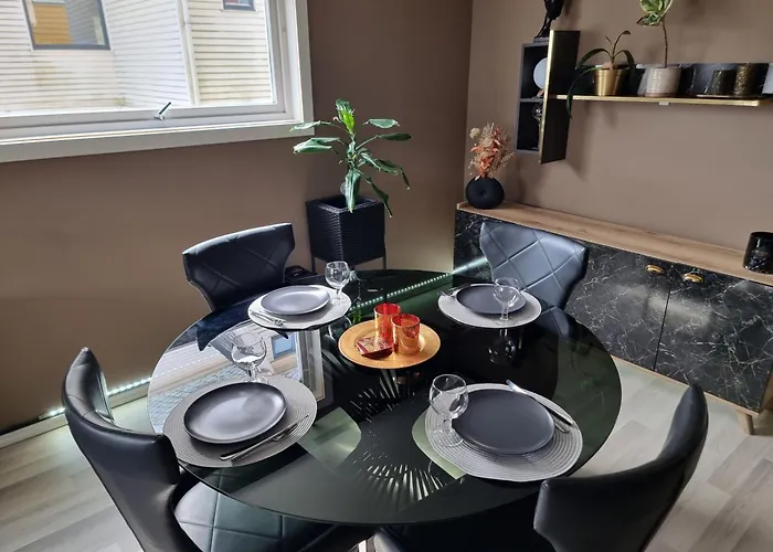 Large And 2 Bedroom With Free Parking, Free Ev Recharging And A Private Garden