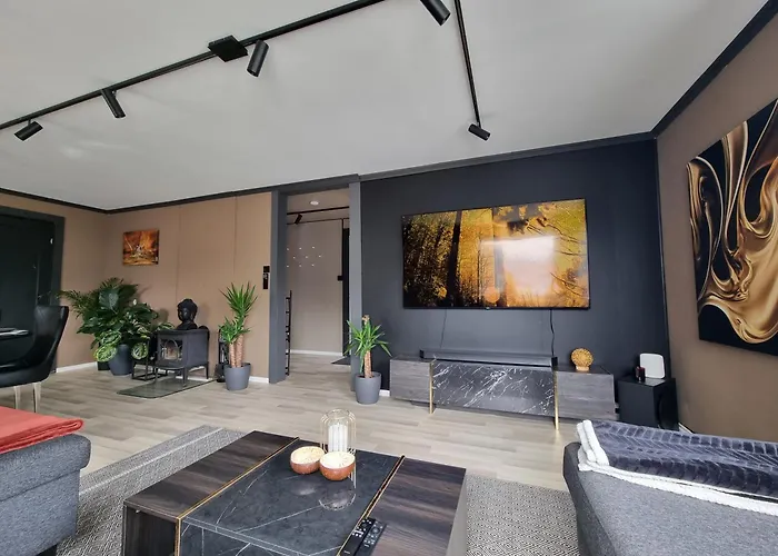 Apartament Large And 2 Bedroom With Free Parking, Free Ev Recharging And A Private Garden *