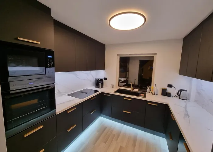 Large And 2 Bedroom With Free Parking, Free Ev Recharging And A Private Garden Apartament *