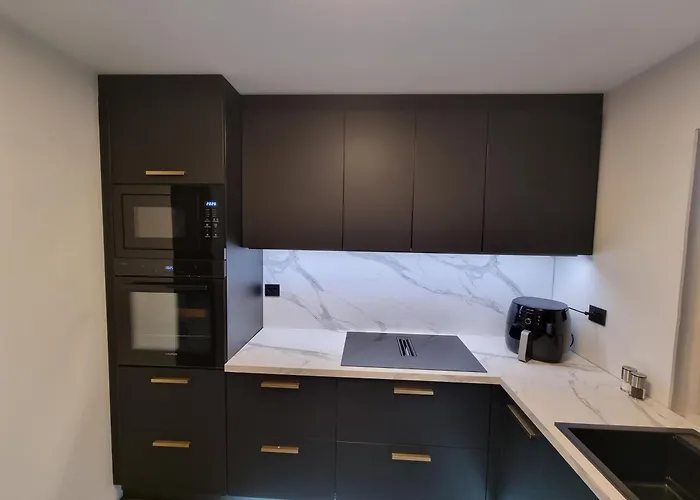 Large And 2 Bedroom With Free Parking, Free Ev Recharging And A Private Garden *