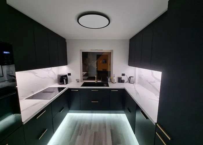 Large And 2 Bedroom With Free Parking, Free Ev Recharging And A Private Garden *