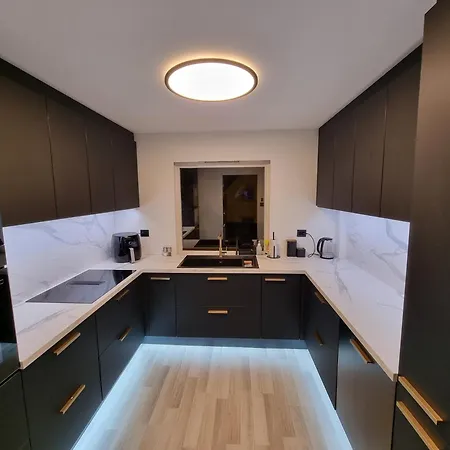 Large And 2 Bedroom With Free Parking, Free Ev Recharging And A Private Garden Apartmán